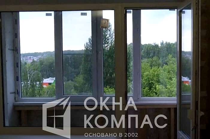 Фото объекта Остекление балконного блока глухим окном и поворотно-откидной дверью  в квартире. 