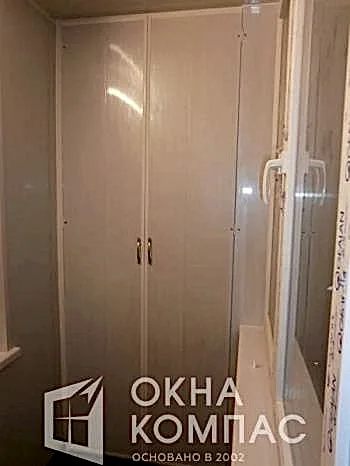 Фото объекта Отделка встроенного шкафа на  балконе панелями ПВХ